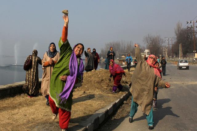 Women protesters at Nishat receive injuries after police use tear smoke shells